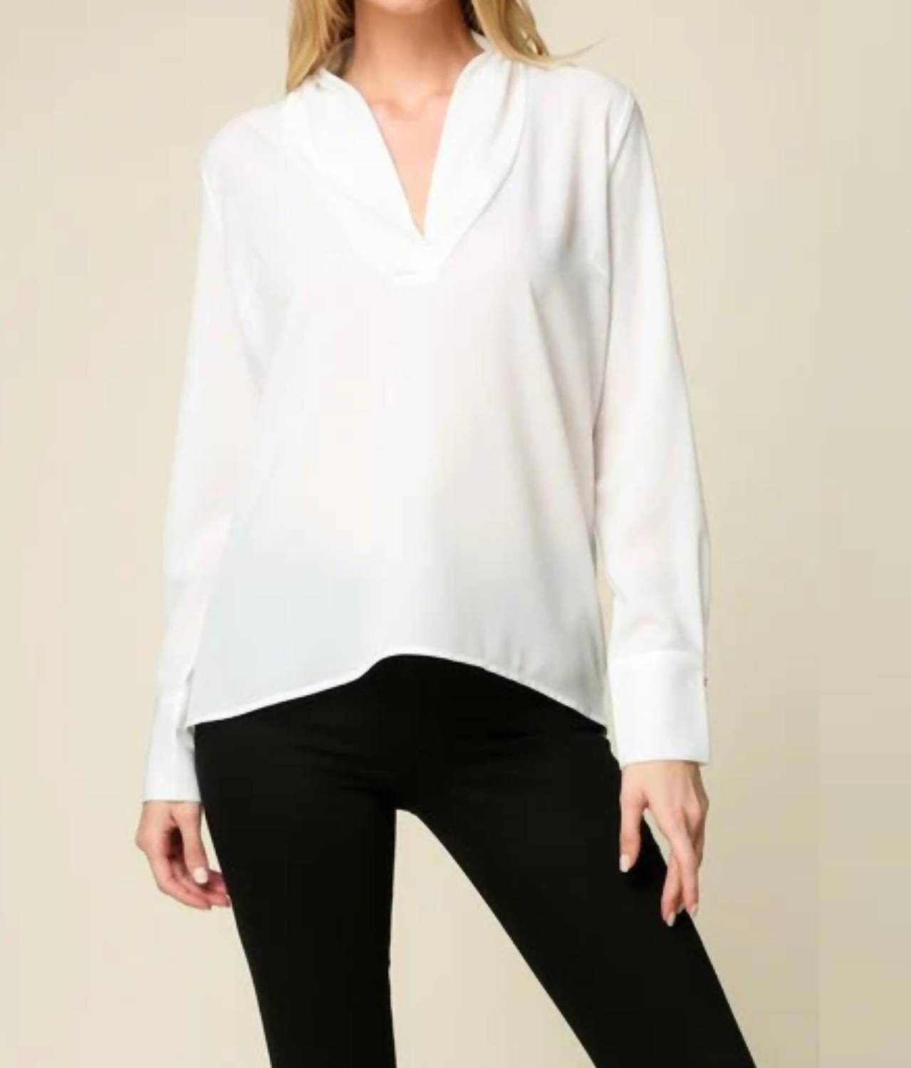 Блузка с V-образным вырезом цвета слоновой кости LUMIERE
Блузка с V-образным вырезом цвета слоновой кости LUMIERE