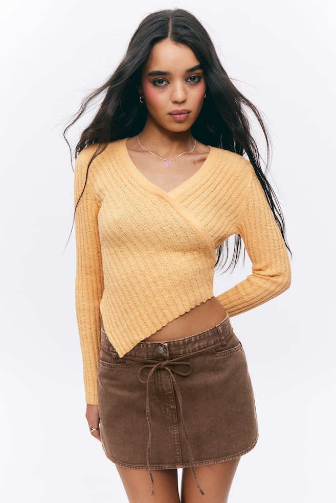 Свитер с запахом и асимметричным V-образным вырезом Monki, желтый
Свитер с запахом и асимметричным V-образным вырезом Monki, желтый