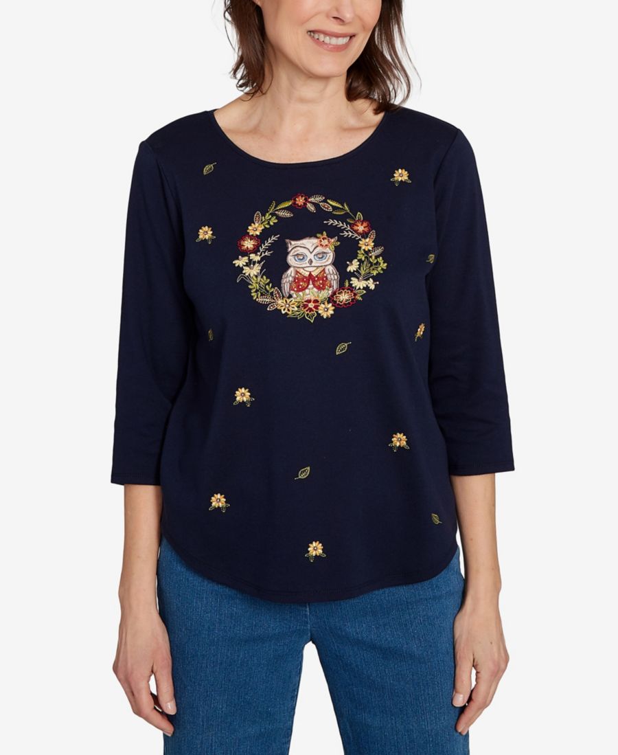 Классическая женская блузка с круглым вырезом и вышивкой в виде совиного венка Alfred Dunner, Navy
Классическая женская блузка с круглым вырезом и вышивкой в виде совиного венка Alfred Dunner, Navy