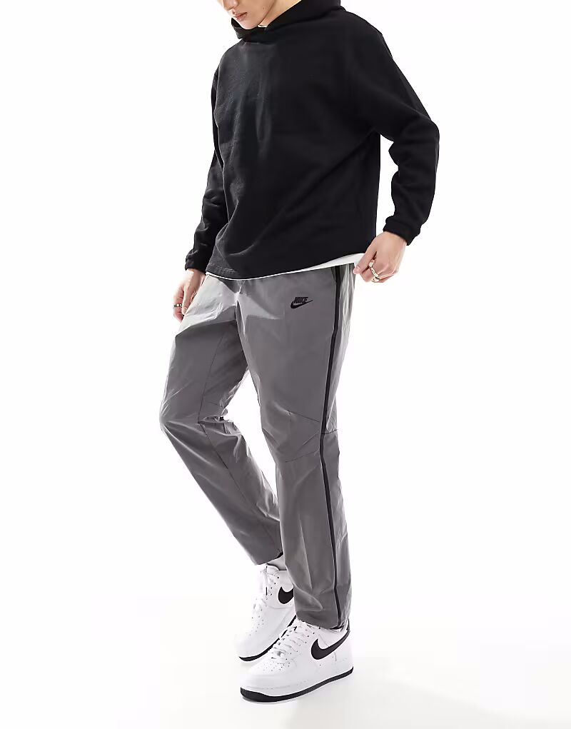 Брюки Nike Tech Woven светоотражающего серебристого цвета
Брюки Nike Tech Woven светоотражающего серебристого цвета