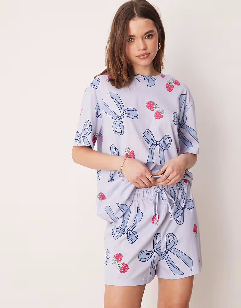 Комплект из футболки свободного кроя с бантом и ягодами и короткой пижамы ASOS DESIGN синего цвета
Комплект из футболки свободного кроя с бантом и ягодами и короткой пижамы ASOS DESIGN синего цвета
