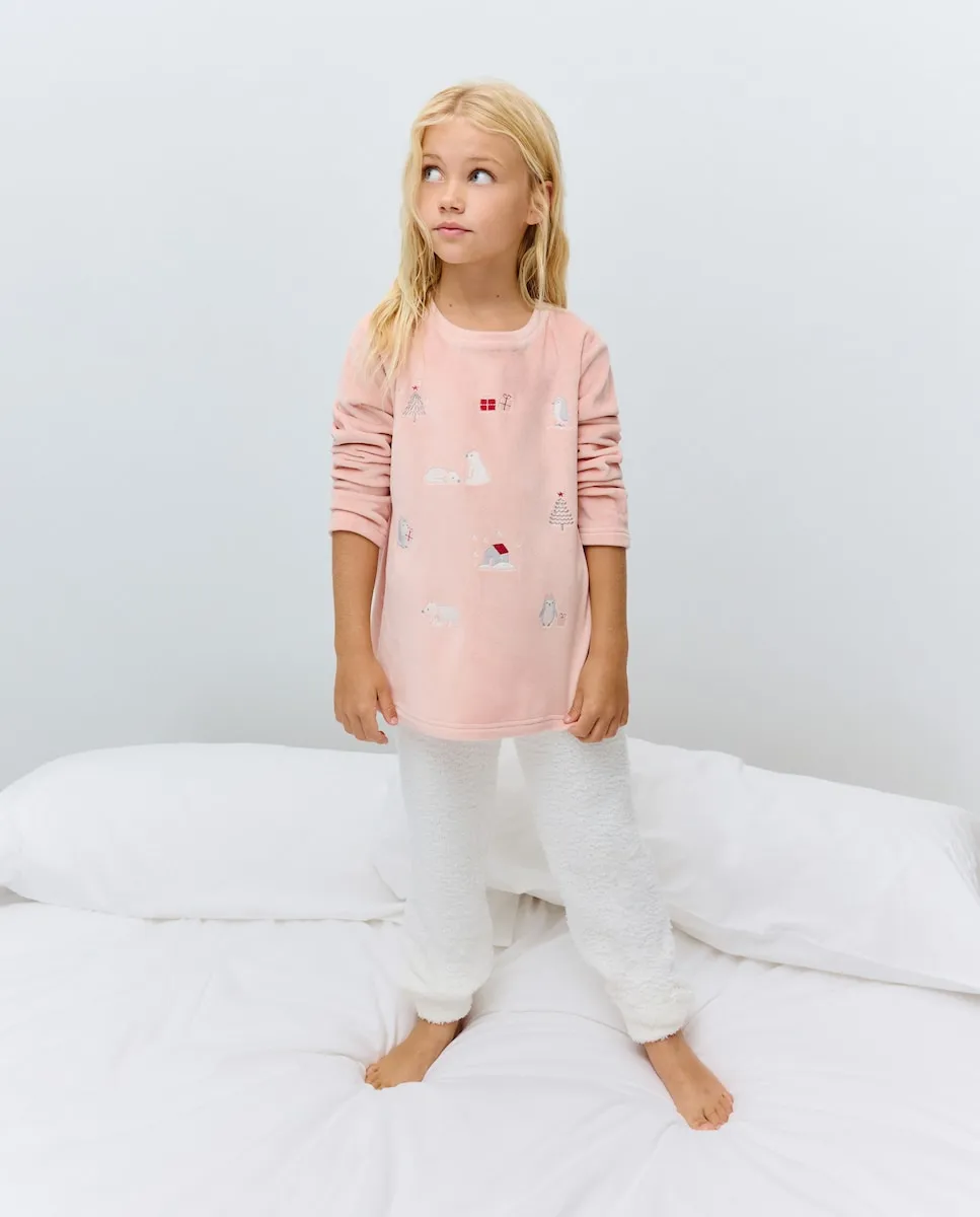 Длинная пижама для девочки: футболка из вышитого велюра и брюки из специальной ткани Cotton Juice, белый
Длинная пижама для девочки: футболка из вышитого велюра и брюки из специальной ткани Cotton Juice, белый