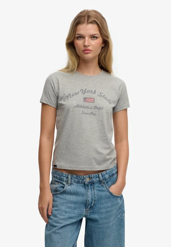 Спортивная футболка с графическим принтом Superdry & Co, Grey Marl, Серый, Спортивная футболка с графическим принтом Superdry & Co, Grey Marl
Спортивная футболка с графическим принтом Superdry & Co, Grey Marl, Серый, Спортивная футболка с графическим принтом Superdry & Co, Grey Marl