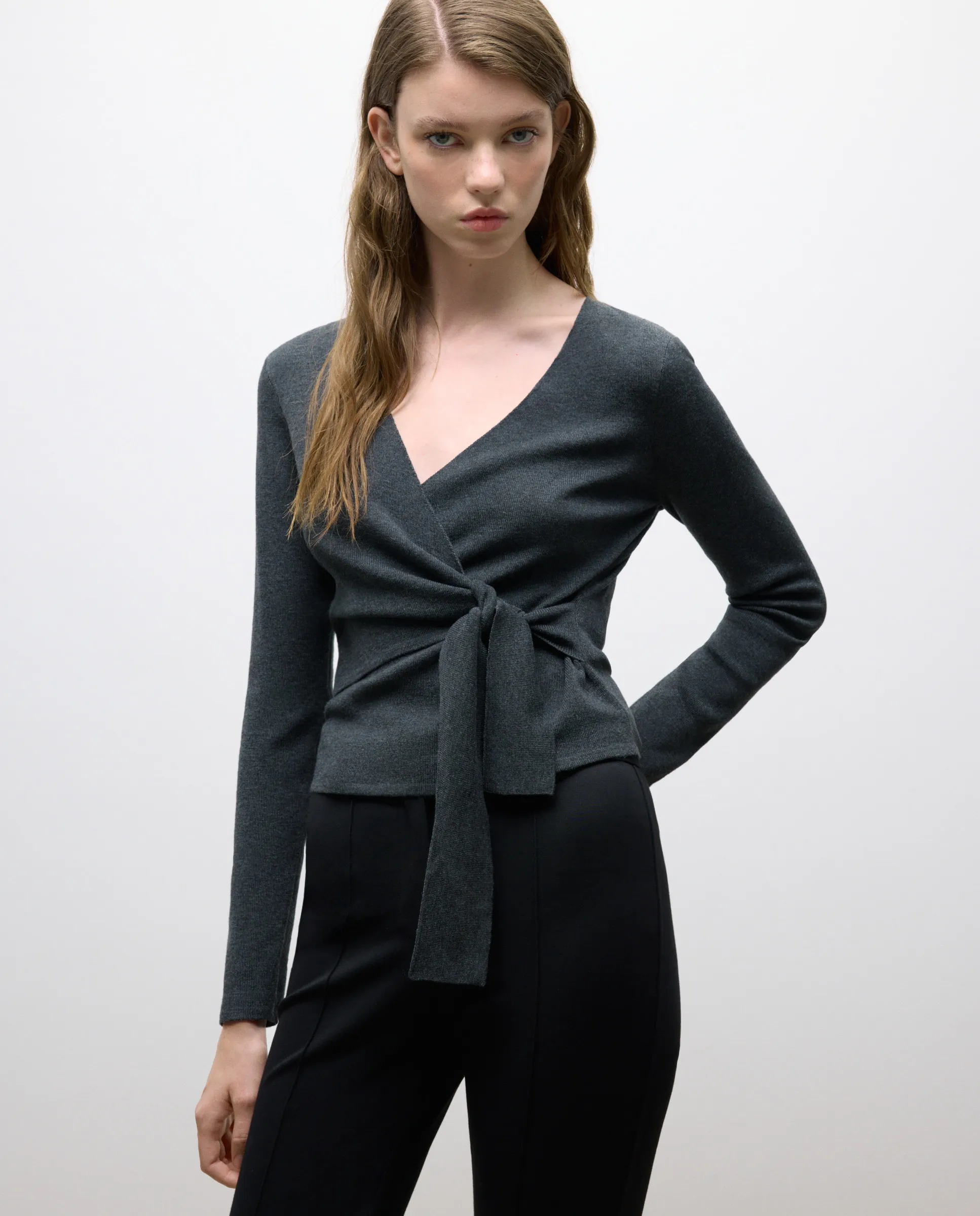 Женский джемпер с длинными рукавами и запахом Tintoretto, антрацитовый
Женский джемпер с длинными рукавами и запахом Tintoretto, антрацитовый