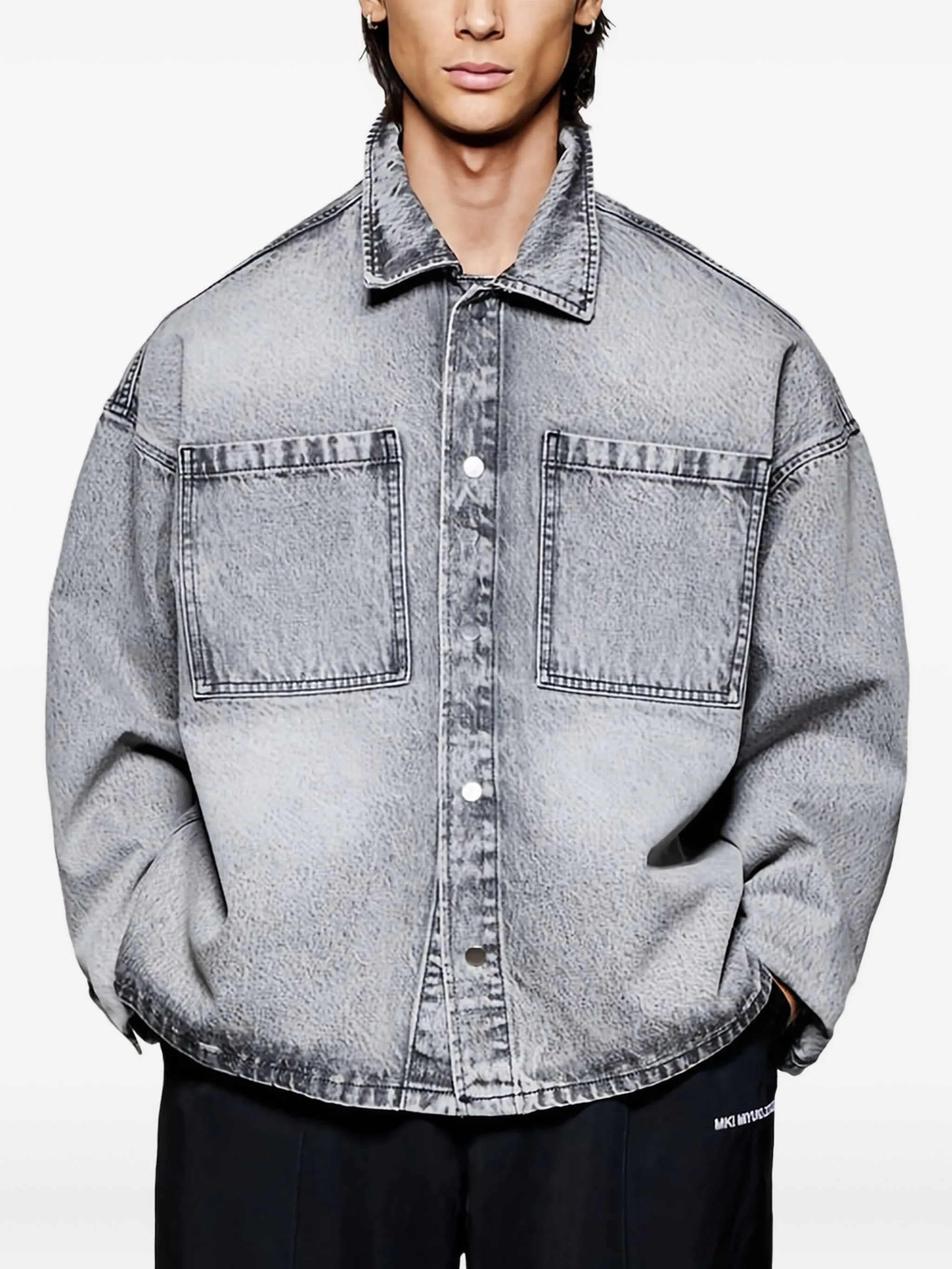 Джинсовая рубашка с накладными карманами Mki Miyuki Zoku, серый
Джинсовая рубашка с накладными карманами Mki Miyuki Zoku, серый