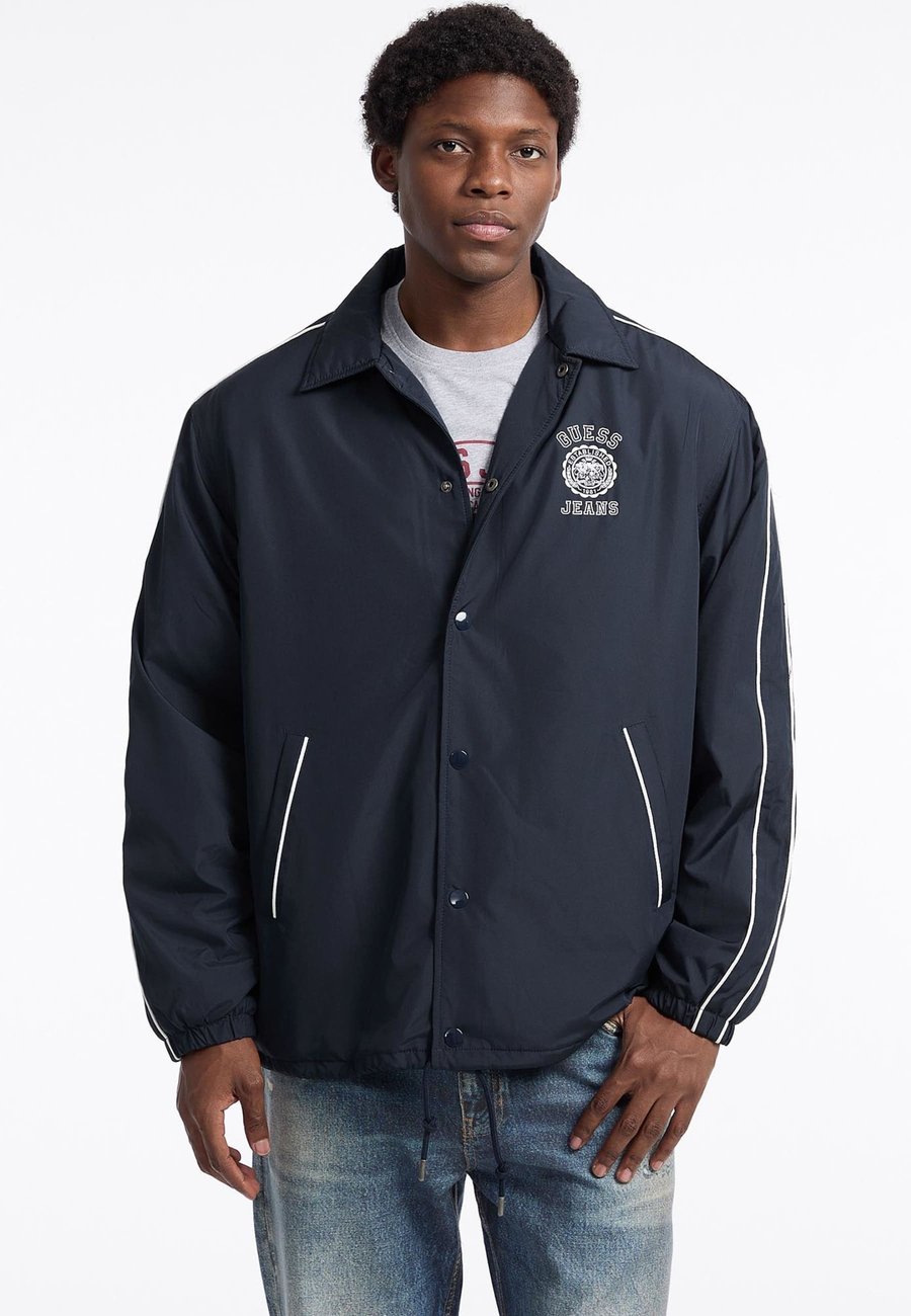 Куртка Guess Jeans MIT AUFGEDRUCKTEM LOGO, Blau/Blue
Куртка Guess Jeans MIT AUFGEDRUCKTEM LOGO, Blau/Blue