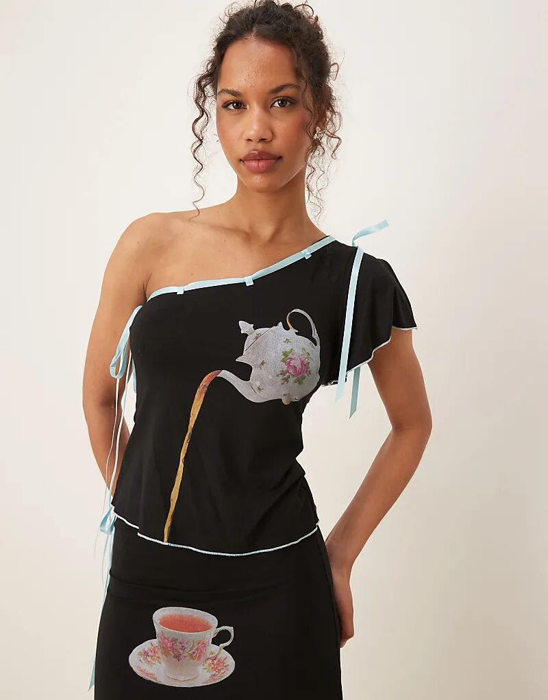 Топ с лентой и рисунком чая от Тайлера Макгилливари, черный, часть комплекта
Топ с лентой и рисунком чая от Тайлера Макгилливари, черный, часть комплекта