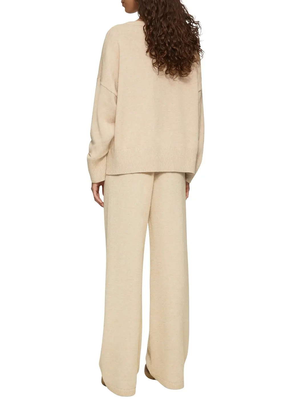 Джемпер MIT SEITLICH GESCHLITZTEM SAUM QS, бежевый
Джемпер MIT SEITLICH GESCHLITZTEM SAUM QS, бежевый