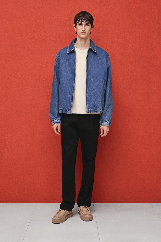 Брюки чинос со стрелками, прямого кроя H&M, черный
Брюки чинос со стрелками, прямого кроя H&M, черный