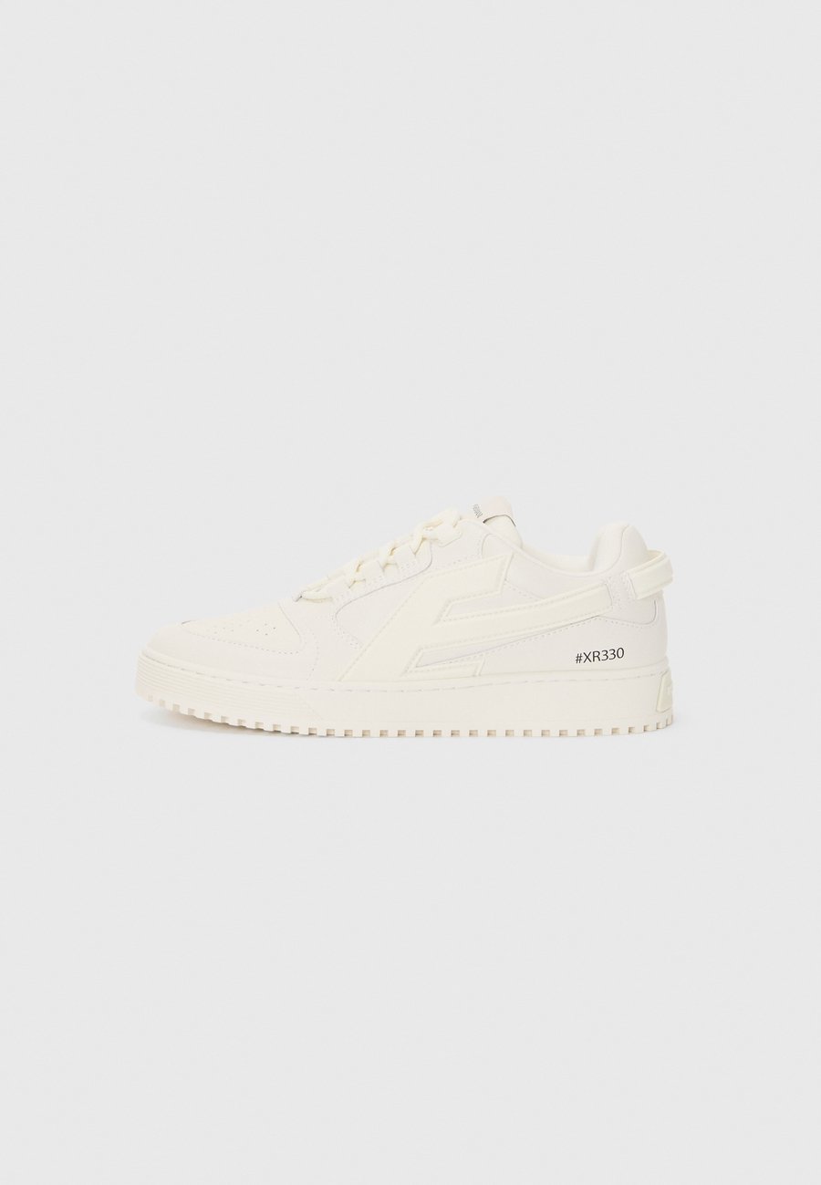 Кроссовки Emporio Armani Trainers, Off White/Off-White
Кроссовки Emporio Armani Trainers, Off White/Off-White