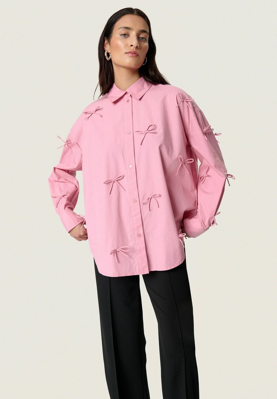 Блуза Soaked in Luxury SLJOA BOW SHIRT, Polignac/Pink
Блуза Soaked in Luxury SLJOA BOW SHIRT, Polignac/Pink