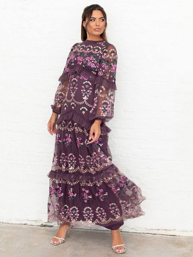 Прозрачное платье макси с круглым вырезом и рюшами из тюля Maya Deluxe
Прозрачное платье макси с круглым вырезом и рюшами из тюля Maya Deluxe