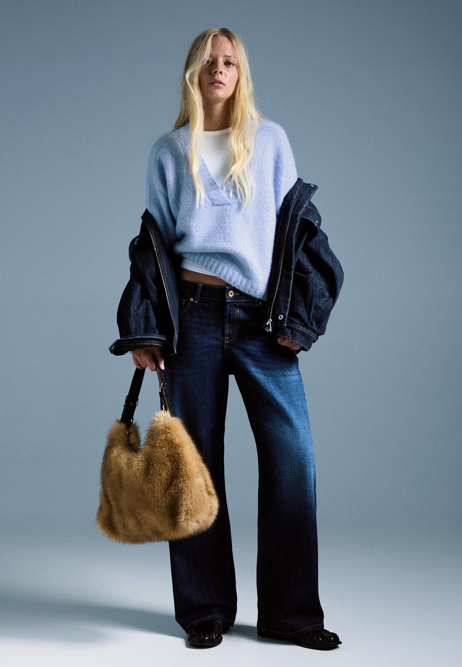 Джемпер Bershka BOXY-FIT V-NECK SWEATER, Dark Blue/Blue
Джемпер Bershka BOXY-FIT V-NECK SWEATER, Dark Blue/Blue