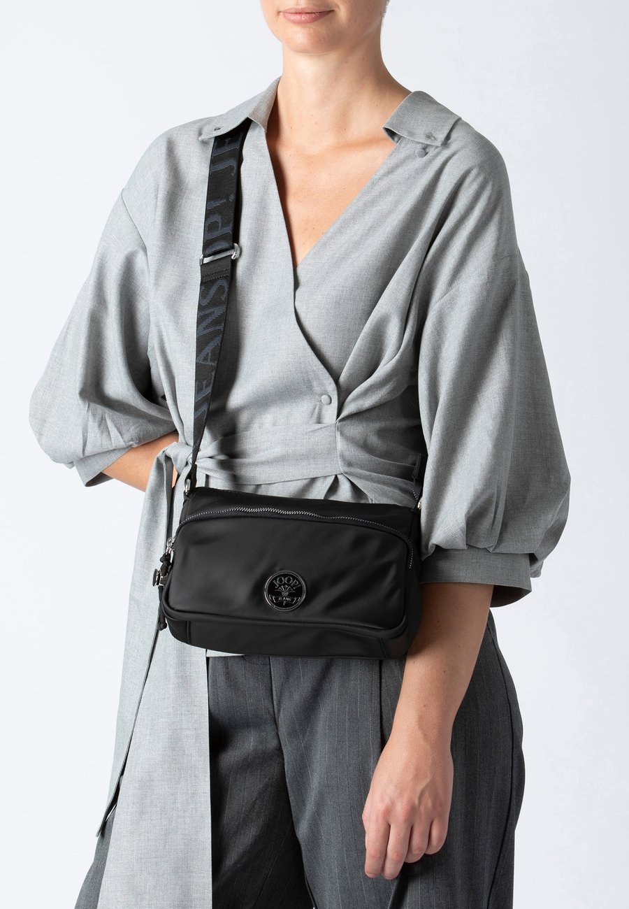 Сумка кросс-боди JOOP! Jeans Cross body bag, Schwarz/Black
Сумка кросс-боди JOOP! Jeans Cross body bag, Schwarz/Black