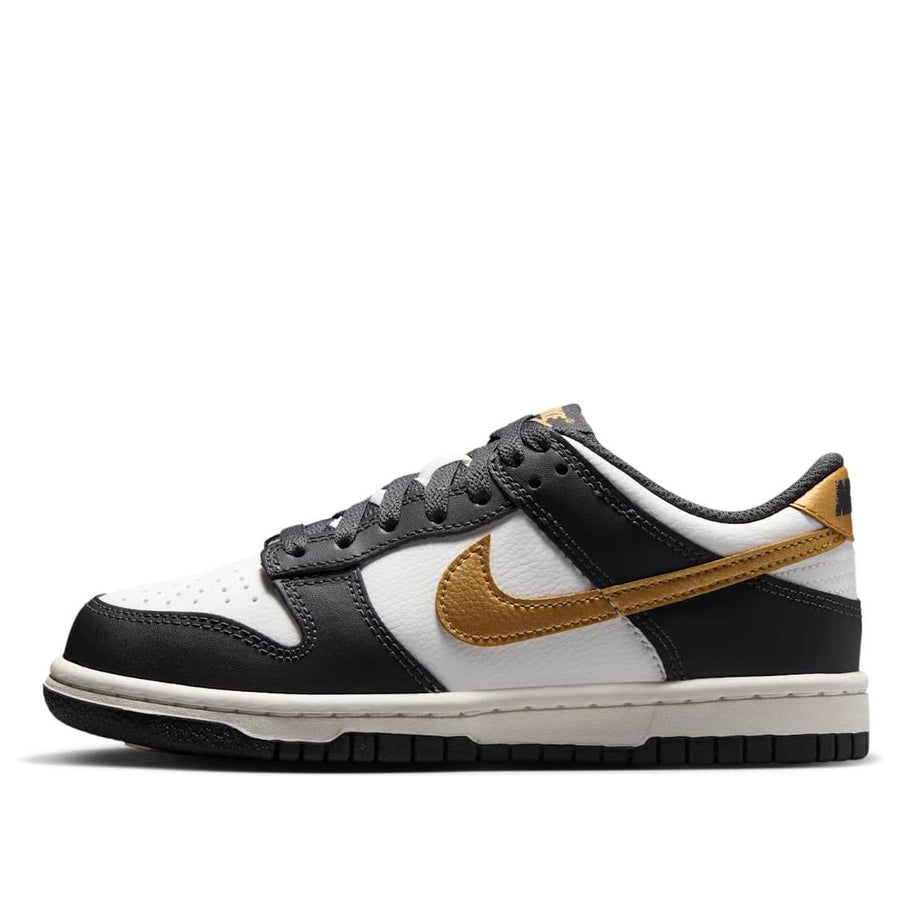 Кроссовки (GS) Nike Dunk Low 'Summit White Metallic Gold', черный
Кроссовки (GS) Nike Dunk Low 'Summit White Metallic Gold', черный