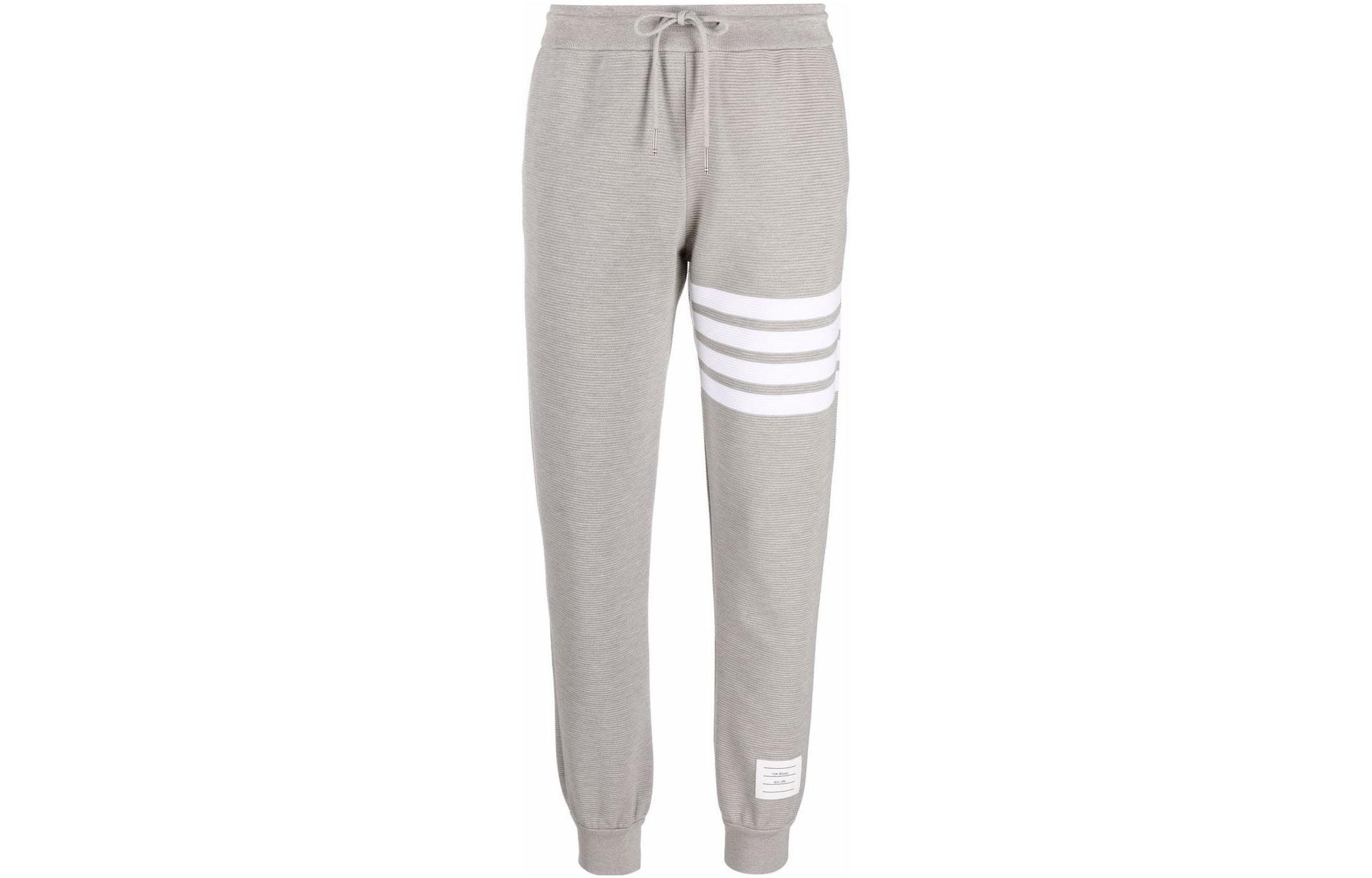Серые спортивные брюки с 4 полосами THOM BROWNE
Серые спортивные брюки с 4 полосами THOM BROWNE