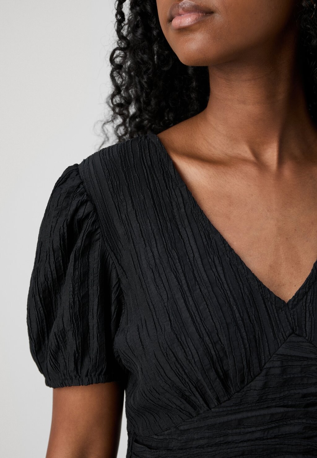 Повседневное платье VMANDREA V NECK SHORT DRESS Vero Moda, черный 
Повседневное платье VMANDREA V NECK SHORT DRESS Vero Moda, черный