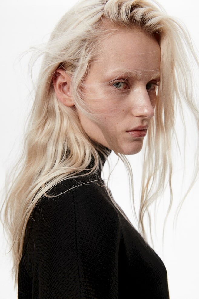 Свитер с водолазкой H&M, черный
Свитер с водолазкой H&M, черный