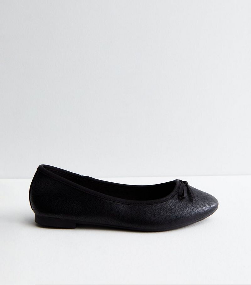 Очень широкие черные балетки с кожаным эффектом и бантом спереди New Look, черный
Очень широкие черные балетки с кожаным эффектом и бантом спереди New Look, черный