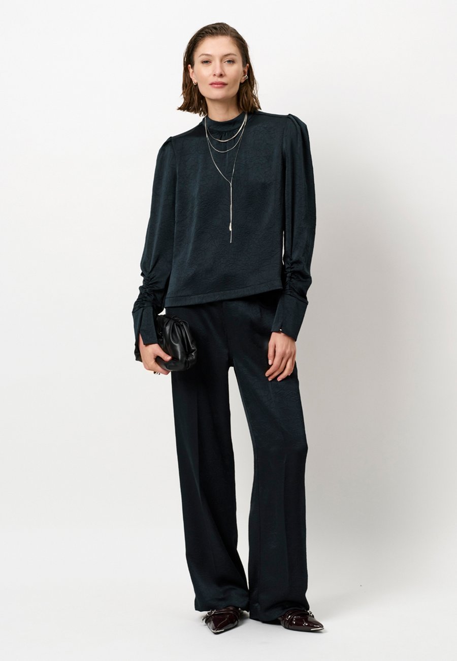 Блуза Dante6 TURTLE, Green/Dark Green
Блуза Dante6 TURTLE, Green/Dark Green