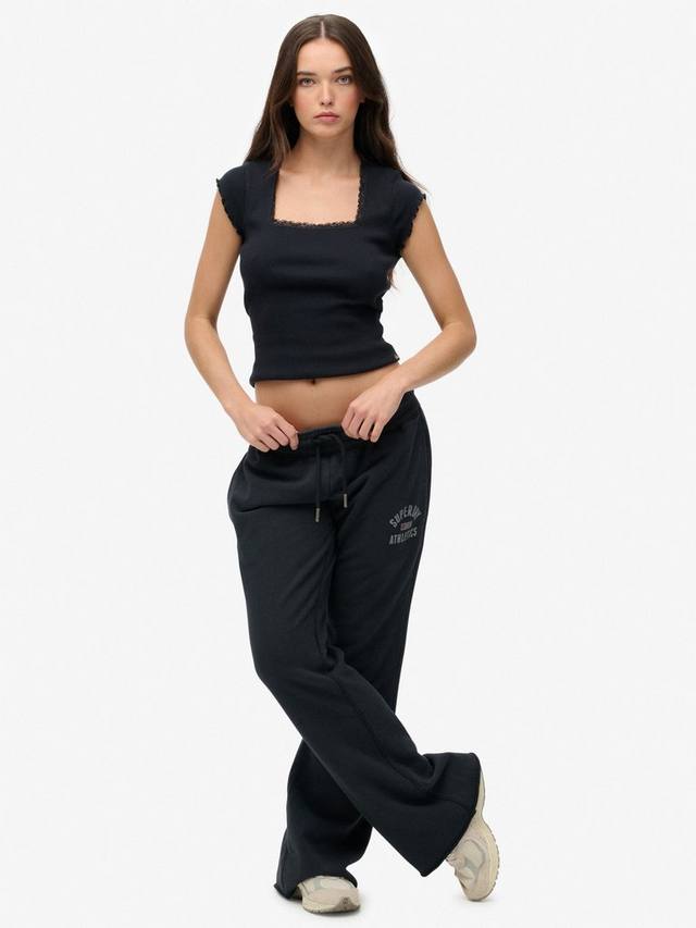 Атлетические джоггеры с принтом и расклешенными штанинами Superdry, Eclipse Navy
Атлетические джоггеры с принтом и расклешенными штанинами Superdry, Eclipse Navy