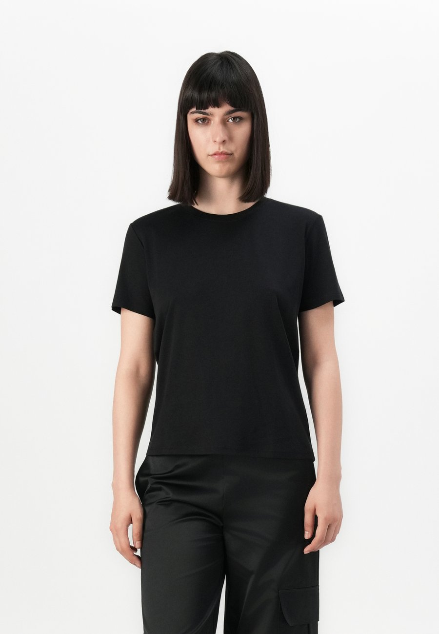 Футболка Calvin Klein SUPIMA EMBLEM LOGO TEE, Black
Футболка Calvin Klein SUPIMA EMBLEM LOGO TEE, Black