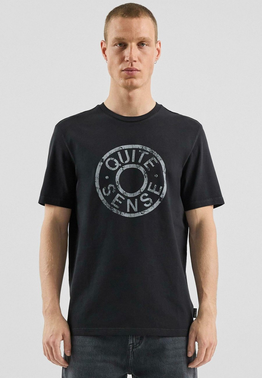 Футболка QS Print T-shirt, Schwarz/Black, Черный, Футболка QS Print T-shirt, Schwarz/Black
Футболка QS Print T-shirt, Schwarz/Black, Черный, Футболка QS Print T-shirt, Schwarz/Black