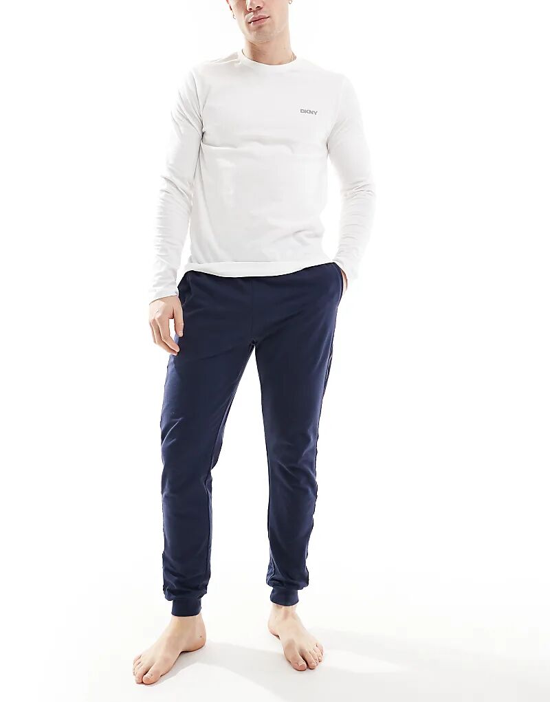 Брюки DKNY Lakers для отдыха в темно-синем цвете
Брюки DKNY Lakers для отдыха в темно-синем цвете