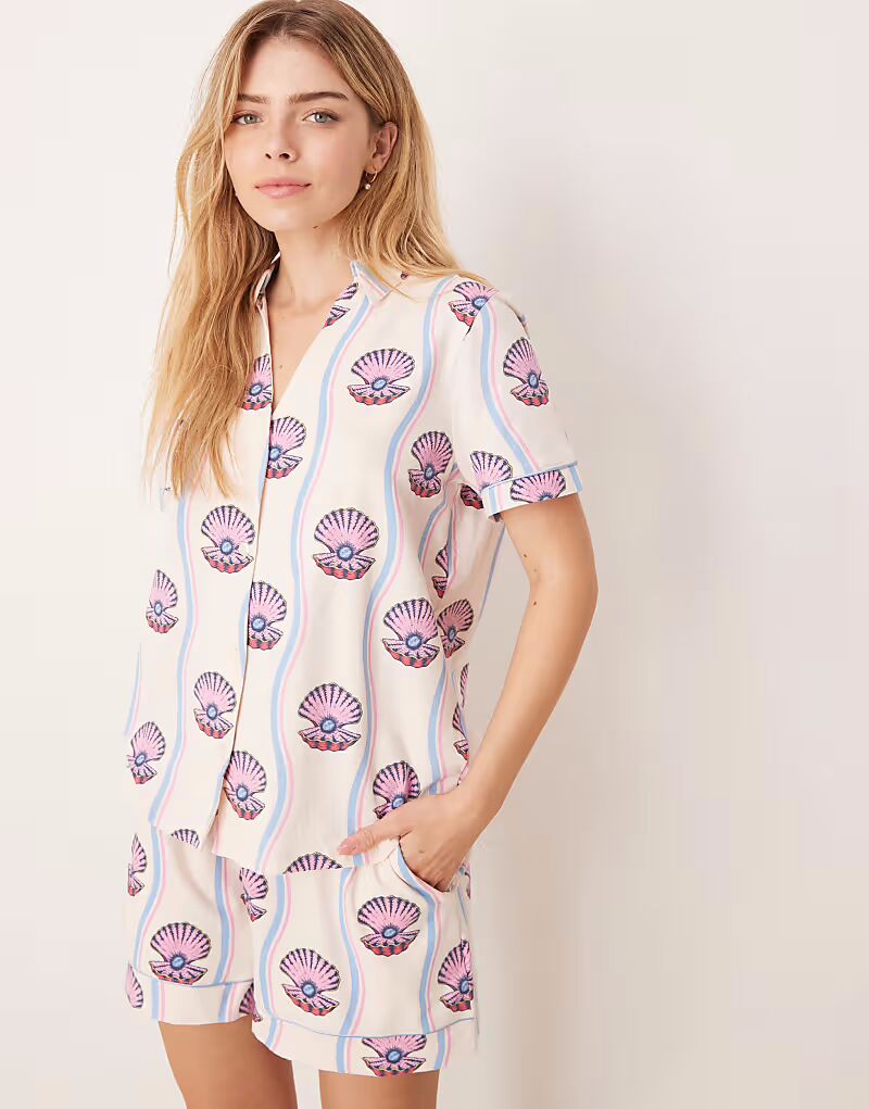 Chelsea Peers хлопковый комплект с короткими рукавами и шортами в стиле ракушки с принтом
Chelsea Peers хлопковый комплект с короткими рукавами и шортами в стиле ракушки с принтом