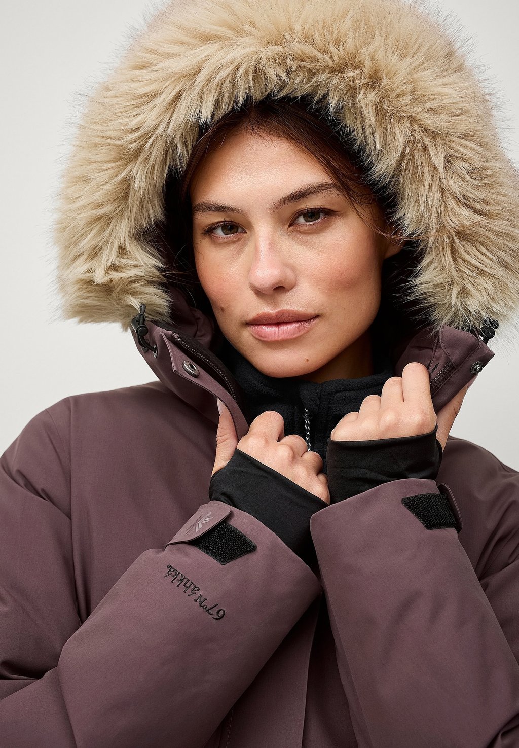 Пуховое пальто Áhkká, темно-коричневый
Пуховое пальто Áhkká, темно-коричневый