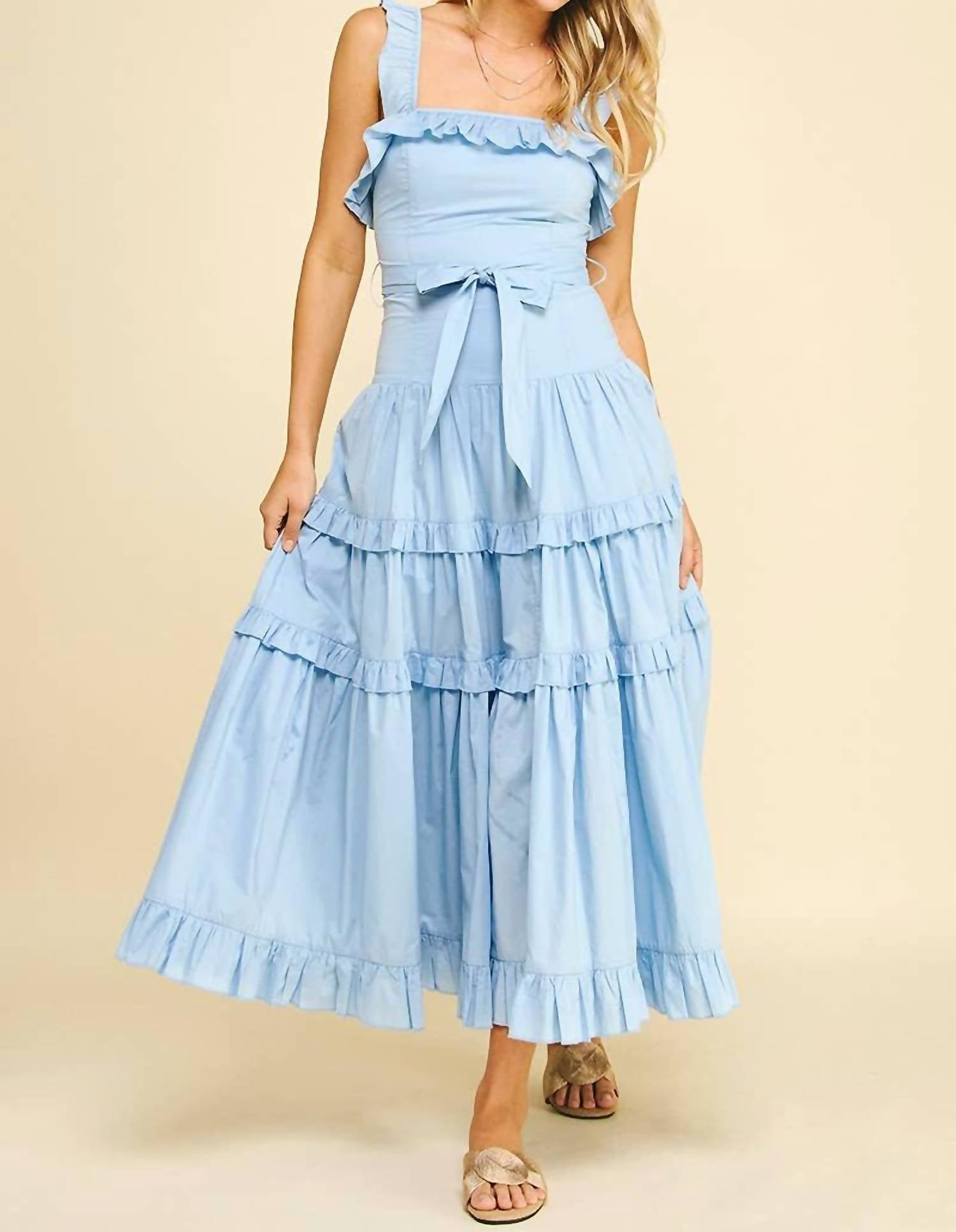 Многослойное макси-платье с рюшами в светло-голубом цвете PINCH
Многослойное макси-платье с рюшами в светло-голубом цвете PINCH