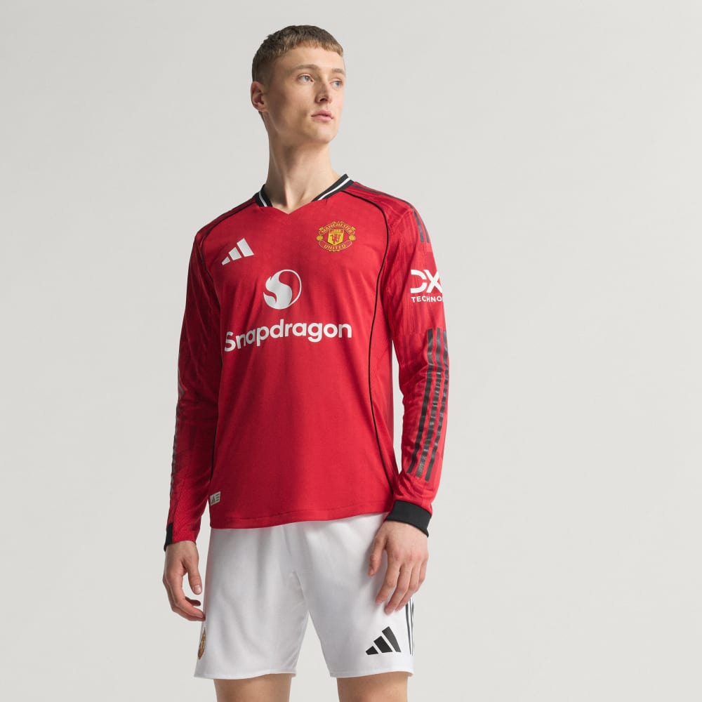 Джерси Adidas Manchester United 25/26 Long Sleeve Home Authentic Jersey, цвет Mufc Red 
Джерси Adidas Manchester United 25/26 Long Sleeve Home Authentic Jersey, цвет Mufc Red