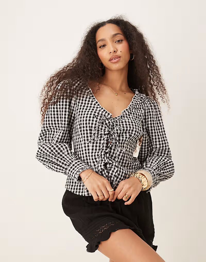 Блузка Nobody's Child Dallas с завязками спереди в однотонную клетку
Блузка Nobody's Child Dallas с завязками спереди в однотонную клетку