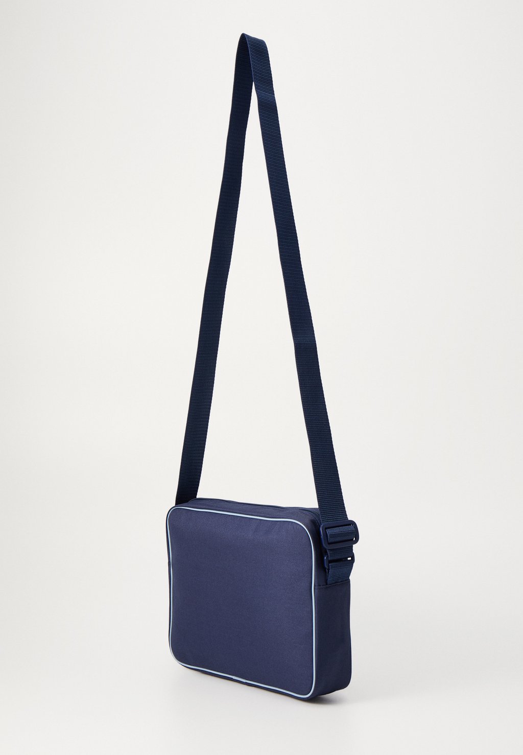 Сумка через плечо AIRLINER UNISEX adidas Originals, темно-синий
Сумка через плечо AIRLINER UNISEX adidas Originals, темно-синий