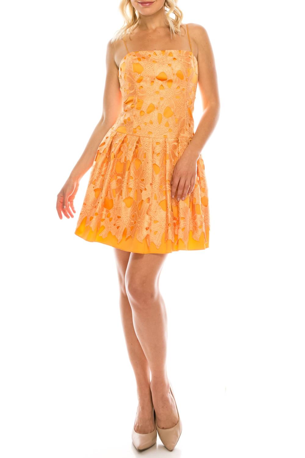 Вышитое кружево на атласном платье цвета бархатцев Adrianna Papell, цвет marigold
Вышитое кружево на атласном платье цвета бархатцев Adrianna Papell, цвет marigold