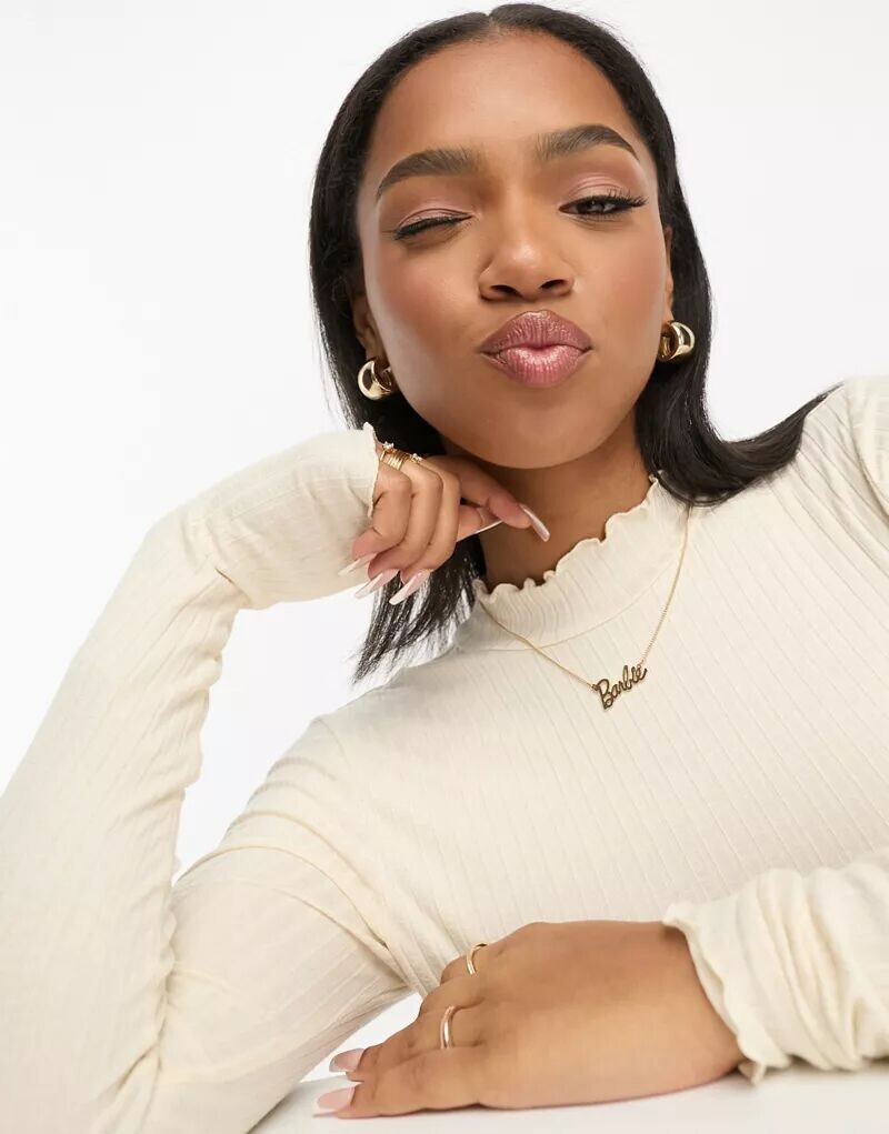 Кремовый топ с высоким воротником и закругленным краем JDY
Кремовый топ с высоким воротником и закругленным краем JDY