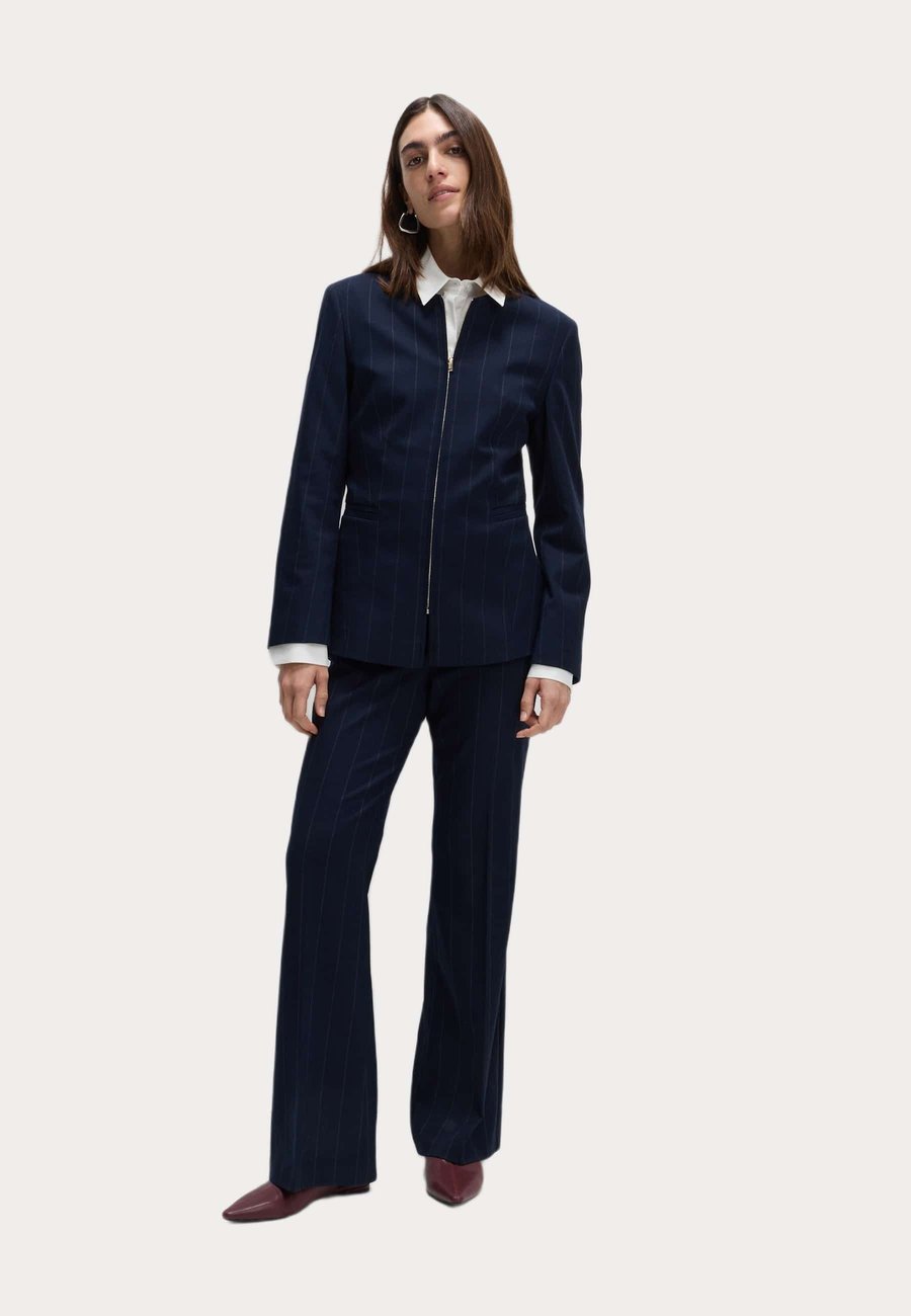 Брюки Marks & Spencer STRIPED SLIM FIT FLARE, Navy Mix/Mottled Dark Blue
Брюки Marks & Spencer STRIPED SLIM FIT FLARE, Navy Mix/Mottled Dark Blue
