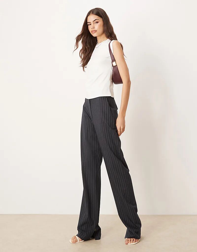 ASOS DESIGN Высокие узкие брюки прямого кроя с разрезами в тонкую темно-синюю полоску
ASOS DESIGN Высокие узкие брюки прямого кроя с разрезами в тонкую темно-синюю полоску