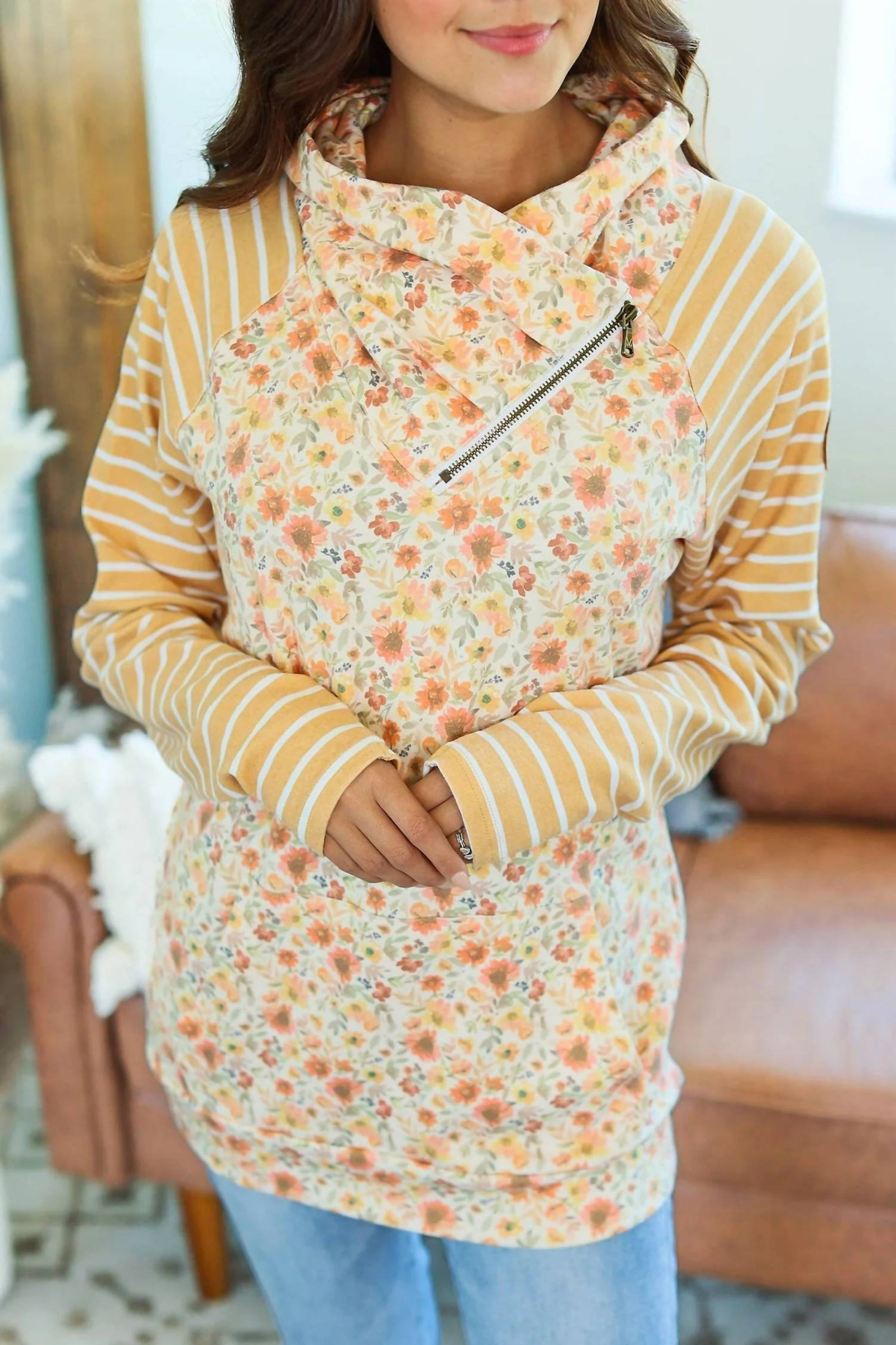 Толстовка Zoey Zip Cowlneck в горчично-цветочную полоску Michelle Mae, цвет mustard floral stripe
Толстовка Zoey Zip Cowlneck в горчично-цветочную полоску Michelle Mae, цвет mustard floral stripe