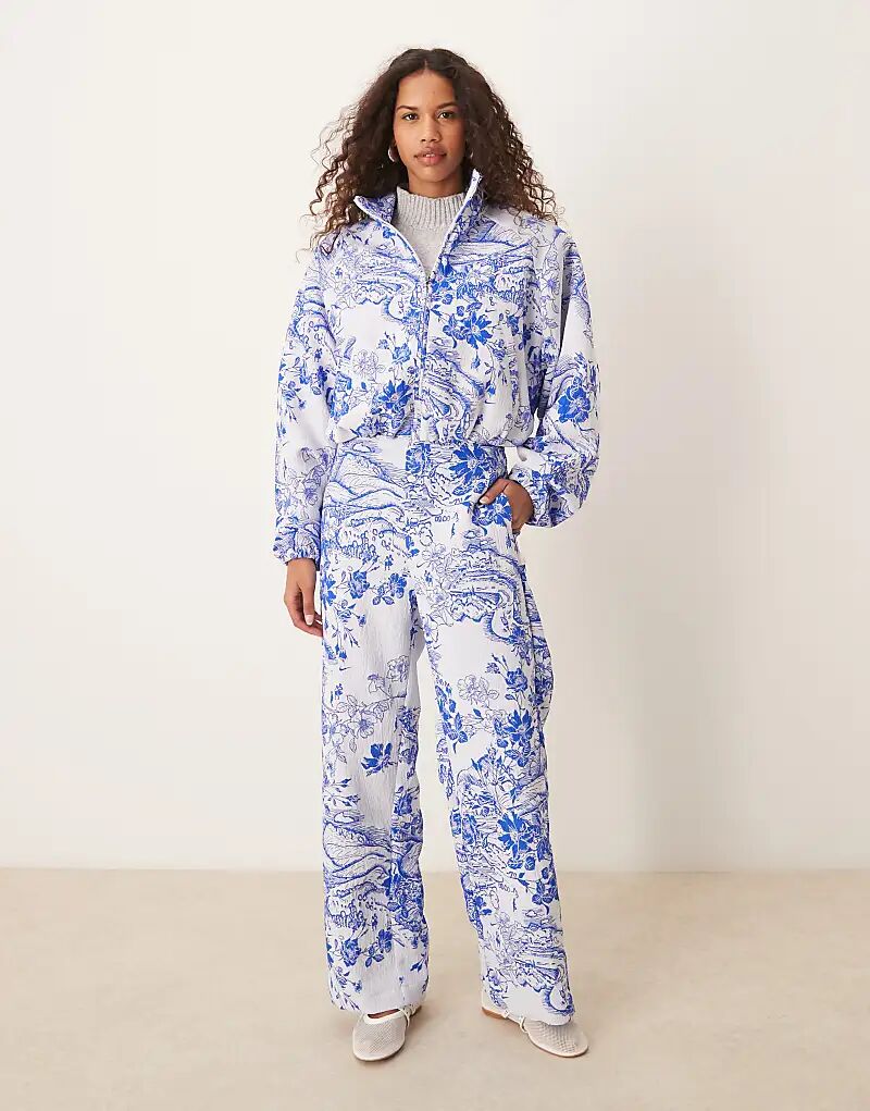 Жаккардовая куртка Nike MDC с цветочным принтом синего и белого цветов, Синий, Жаккардовая куртка Nike MDC с цветочным принтом синего и белого цветов
Жаккардовая куртка Nike MDC с цветочным принтом синего и белого цветов, Синий, Жаккардовая куртка Nike MDC с цветочным принтом синего и белого цветов