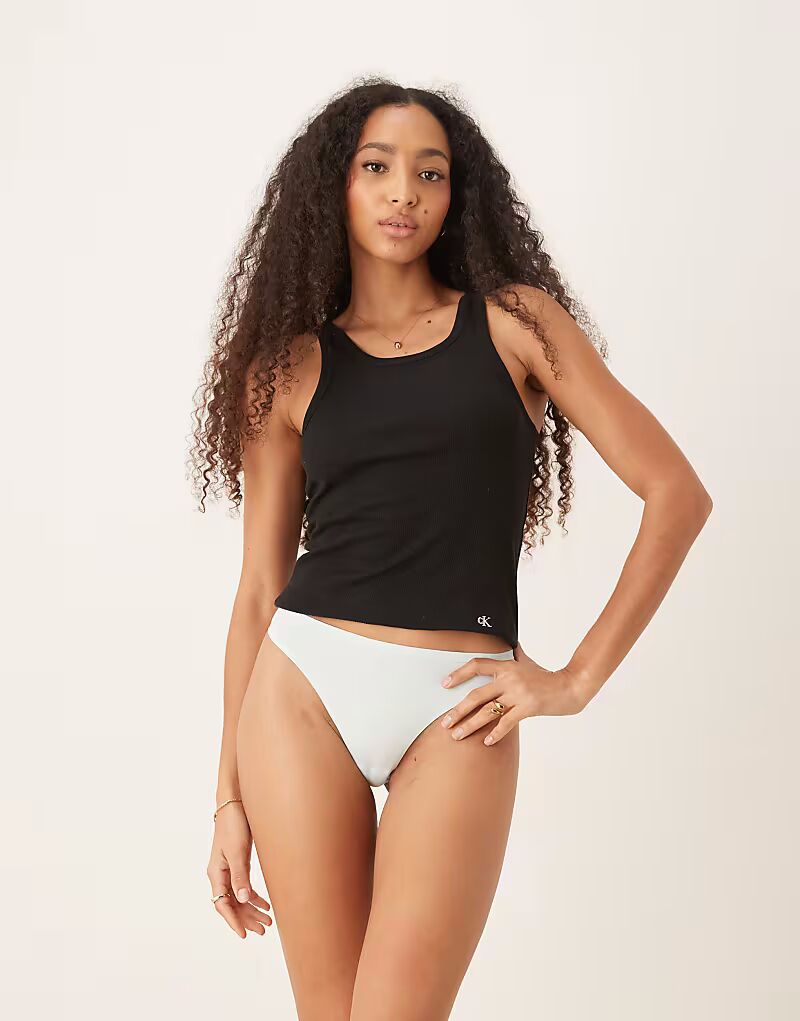 Идеально сидящие стринги Calvin Klein нежно-голубого цвета
Идеально сидящие стринги Calvin Klein нежно-голубого цвета