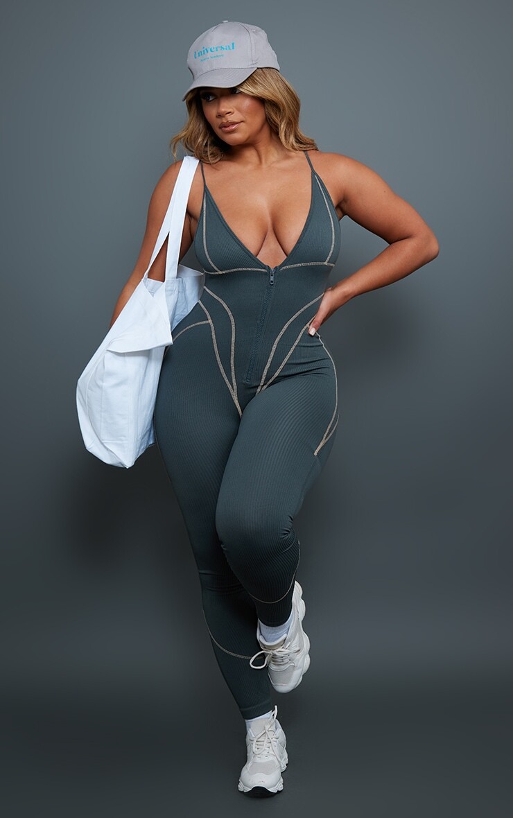 PrettyLittleThing Темно-серый спортивный комбинезон с логотипом и контрастной строчкой на молнии
PrettyLittleThing Темно-серый спортивный комбинезон с логотипом и контрастной строчкой на молнии