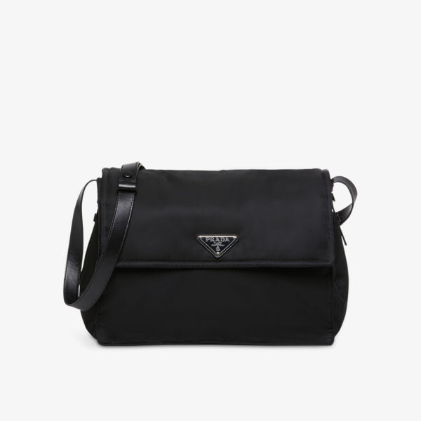 Маленькая сумка на плечо из переработанного нейлона с фирменной табличкой Prada, черный
Маленькая сумка на плечо из переработанного нейлона с фирменной табличкой Prada, черный