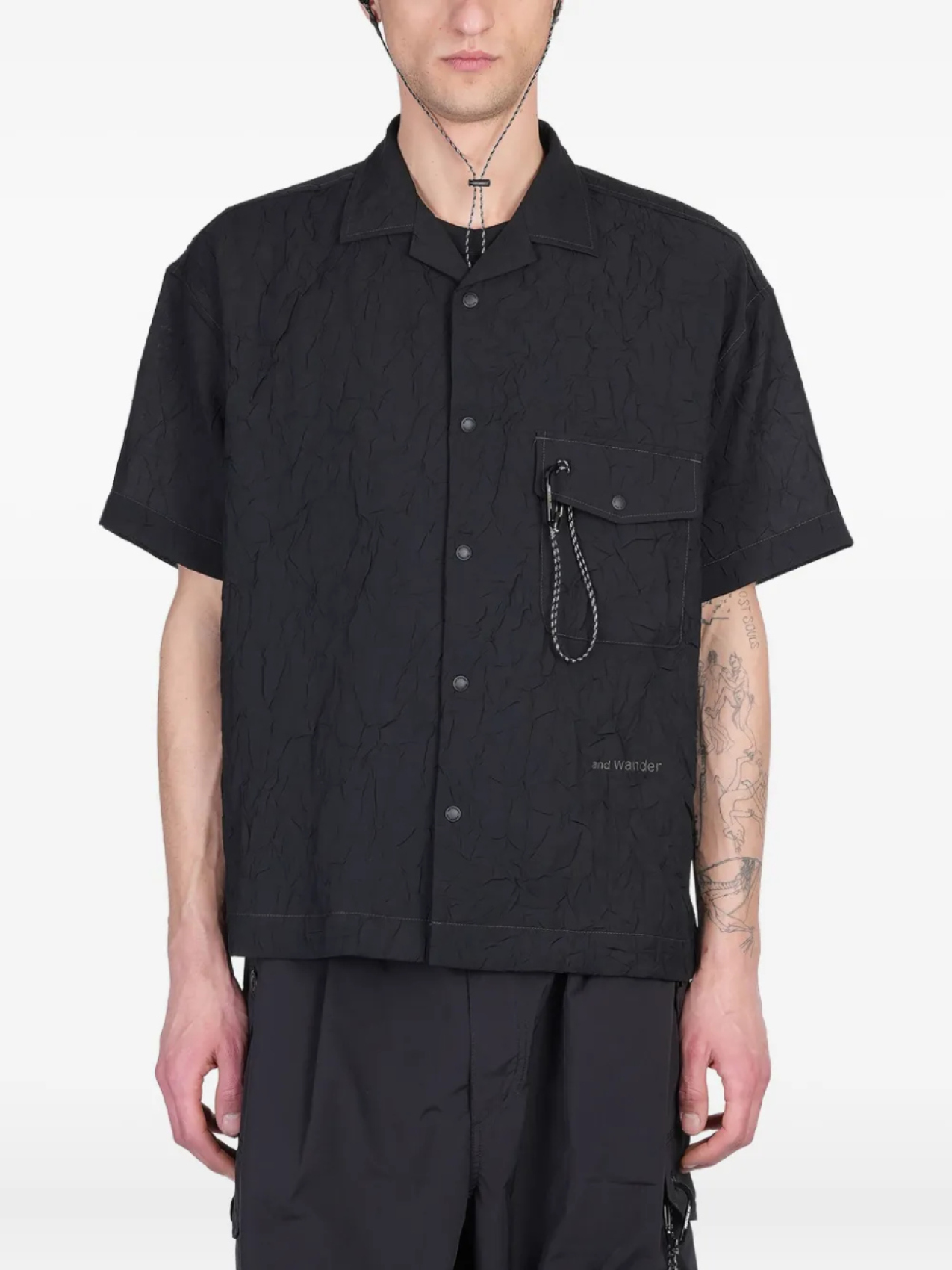 И мятая рубашка Wander And Wander, черный
И мятая рубашка Wander And Wander, черный