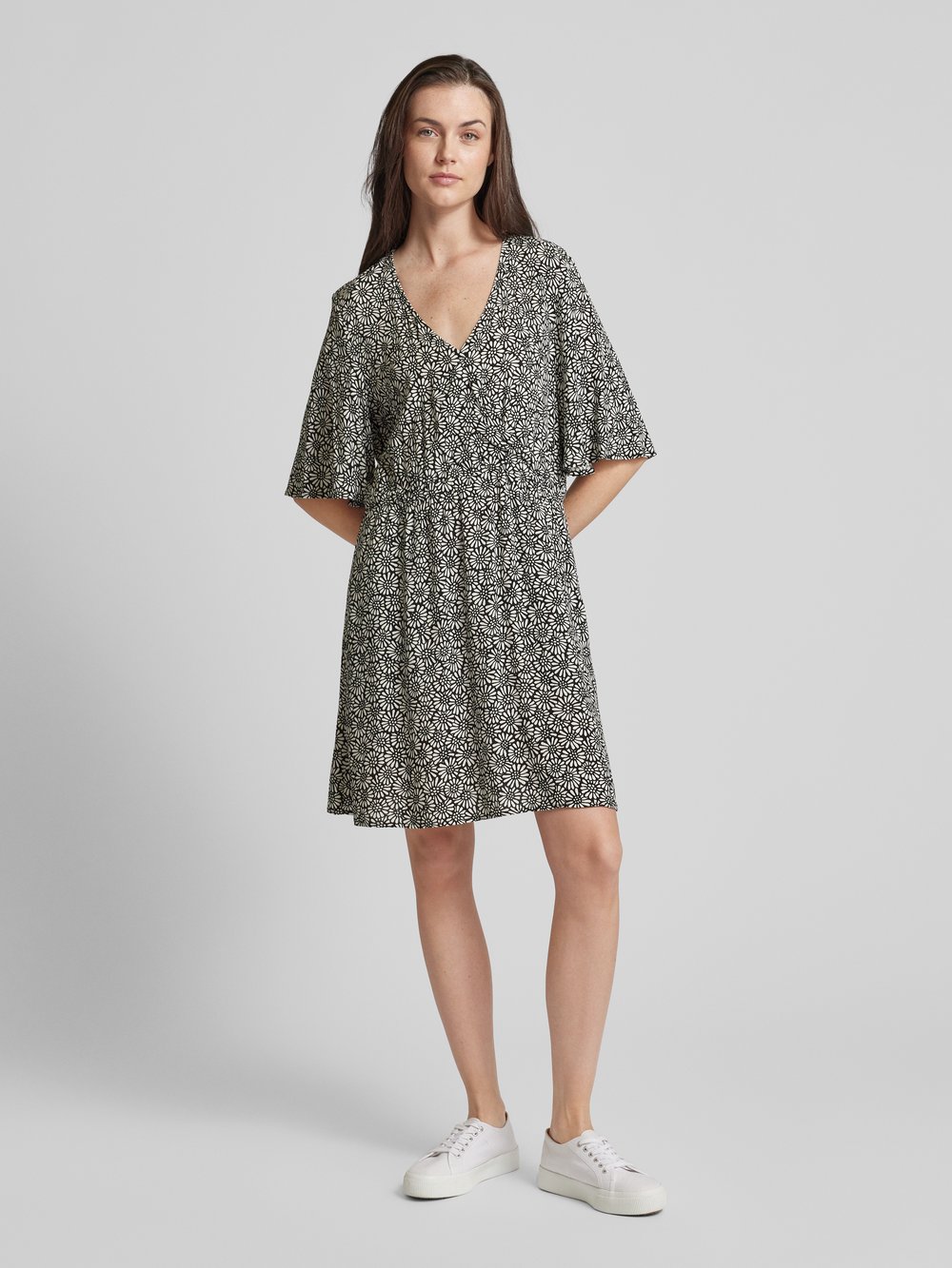 Мини-платье из вискозы с цветочным узором и V-образным вырезом Jake*s Casual, черный
Мини-платье из вискозы с цветочным узором и V-образным вырезом Jake*s Casual, черный