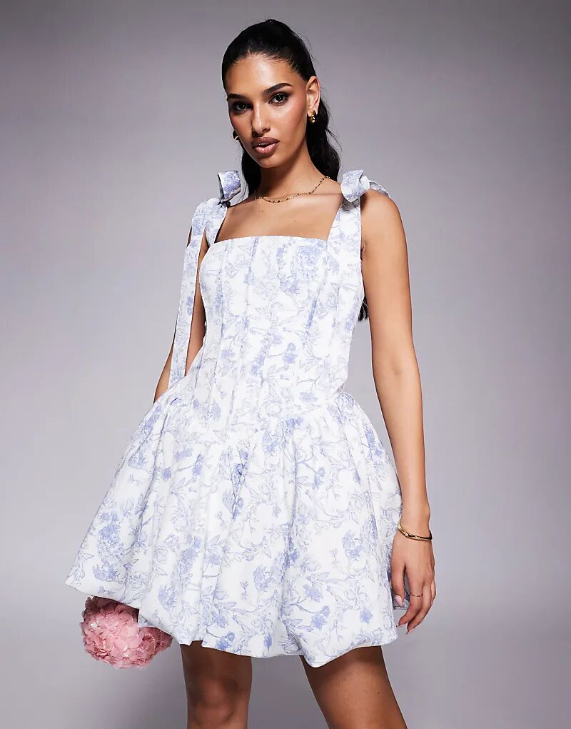 Мини-платье Lavish Alice с подолом-пузырьком и синим принтом
Мини-платье Lavish Alice с подолом-пузырьком и синим принтом