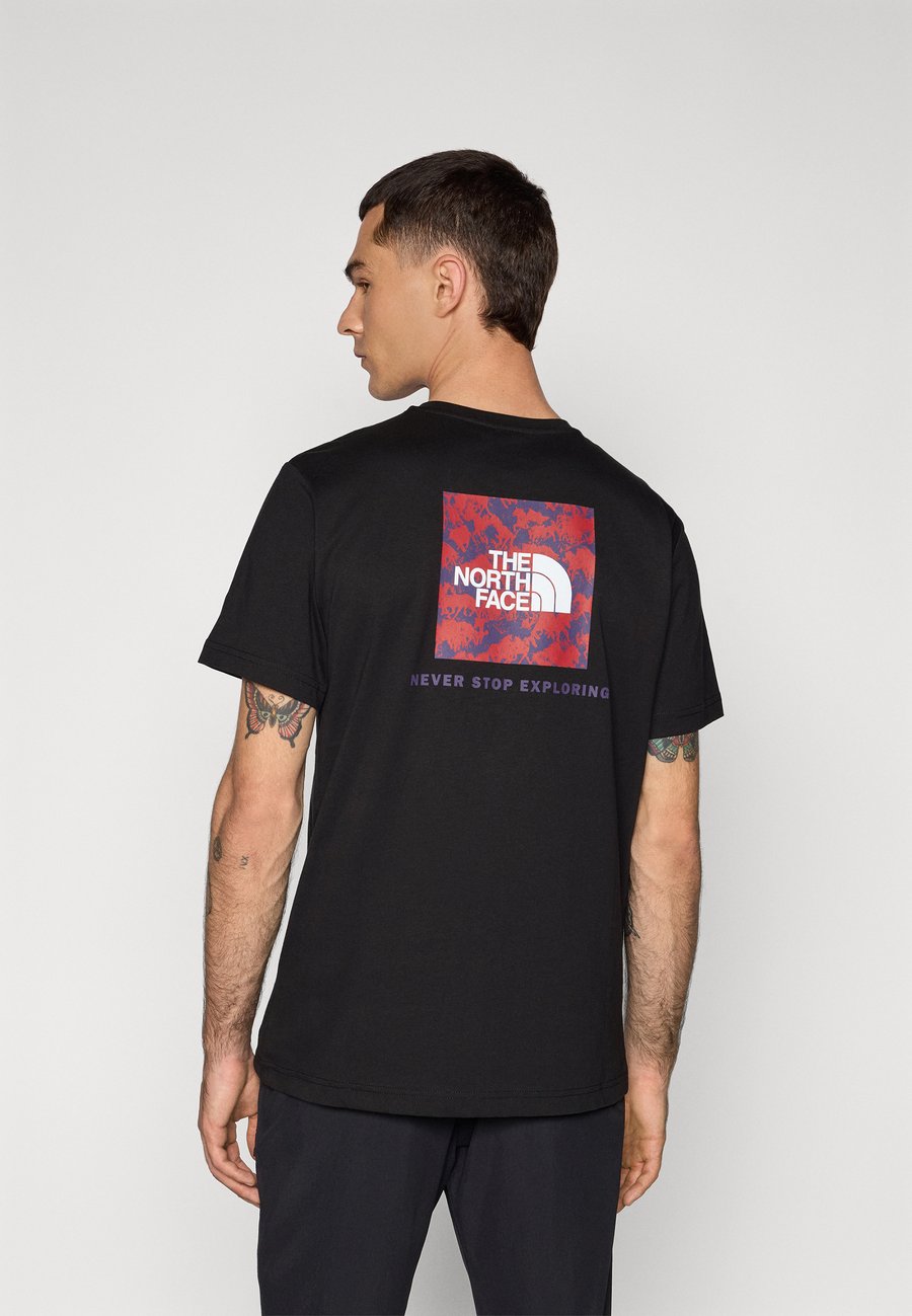 Спортивная футболка The North Face BOX NSE RAKU HORSE INFILL TEE, Black/Cardinal Red/Black
Спортивная футболка The North Face BOX NSE RAKU HORSE INFILL TEE, Black/Cardinal Red/Black