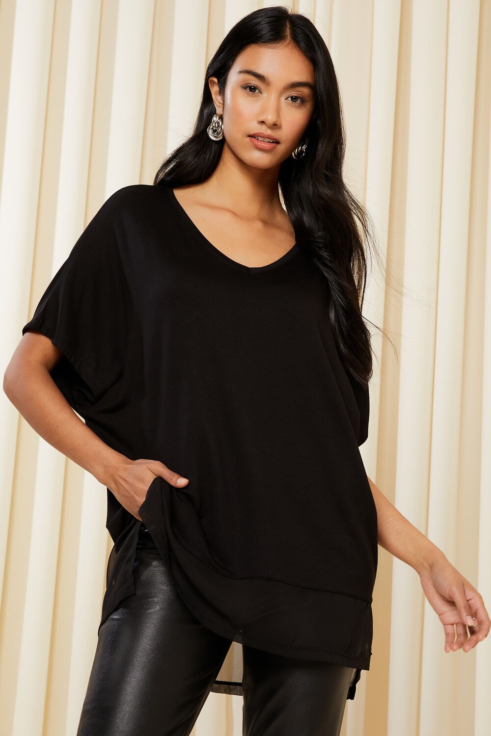 Туника с короткими рукавами V-образным вырезом и шифоновым подолом Friends Like These, черный
Туника с короткими рукавами V-образным вырезом и шифоновым подолом Friends Like These, черный