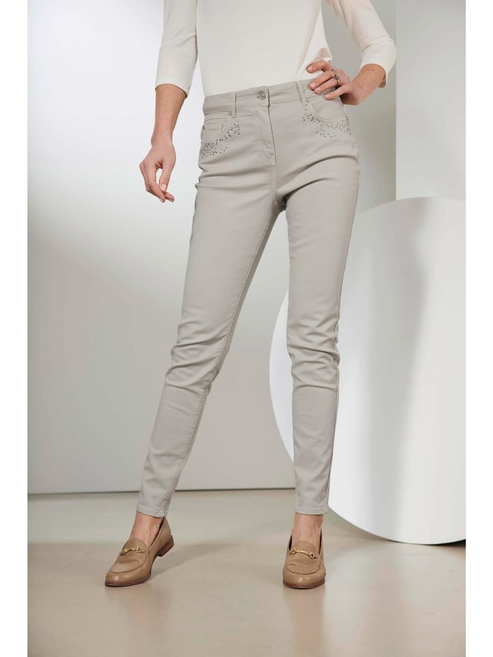 Джинсы с декорированными карманами из камня GOLDNER
Джинсы с декорированными карманами из камня GOLDNER