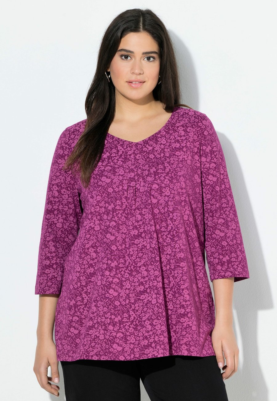 Топ Ulla Popken PLEATED FLORAL PRINT 3/4 SLEEVE, Raspberry/Berry
Топ Ulla Popken PLEATED FLORAL PRINT 3/4 SLEEVE, Raspberry/Berry